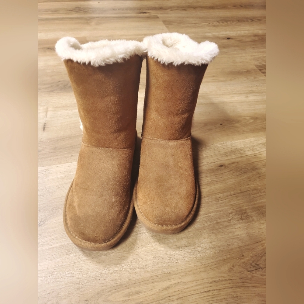Minnetonka Girls Boots, Size 6